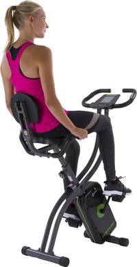 vrouw-fietst-op-hometrainer